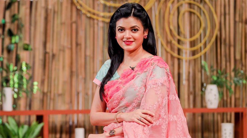 চোরের নীতিকথায় মারহাবা বলা মানুষকে দেখে অসহায় লাগে